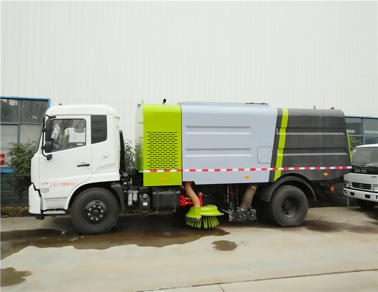 CCC Special Purpose Truck , 4x2 Multifunctional Cleaning Strong Power Road Sweeper Truck