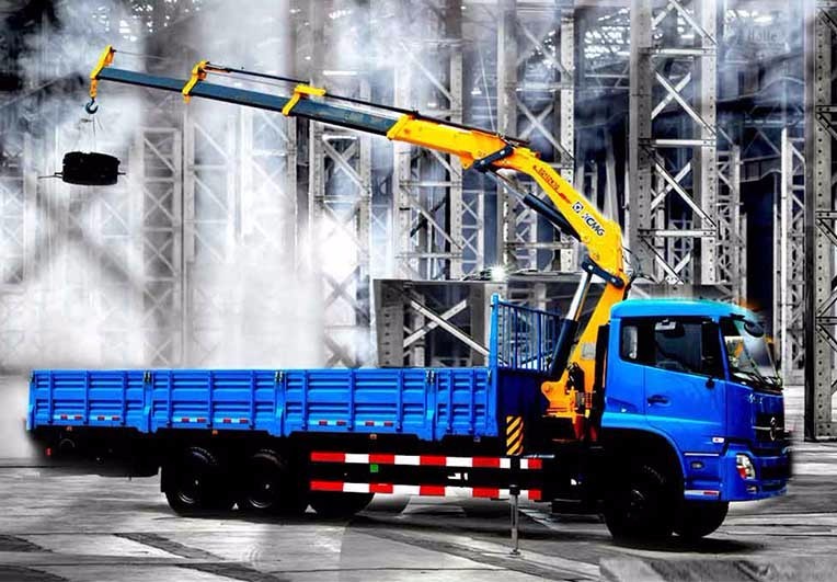 SQ10ZK3Q 10T Truck Mounted Knuckle Boom Cranes With Folding Arm 160L Oil Tank