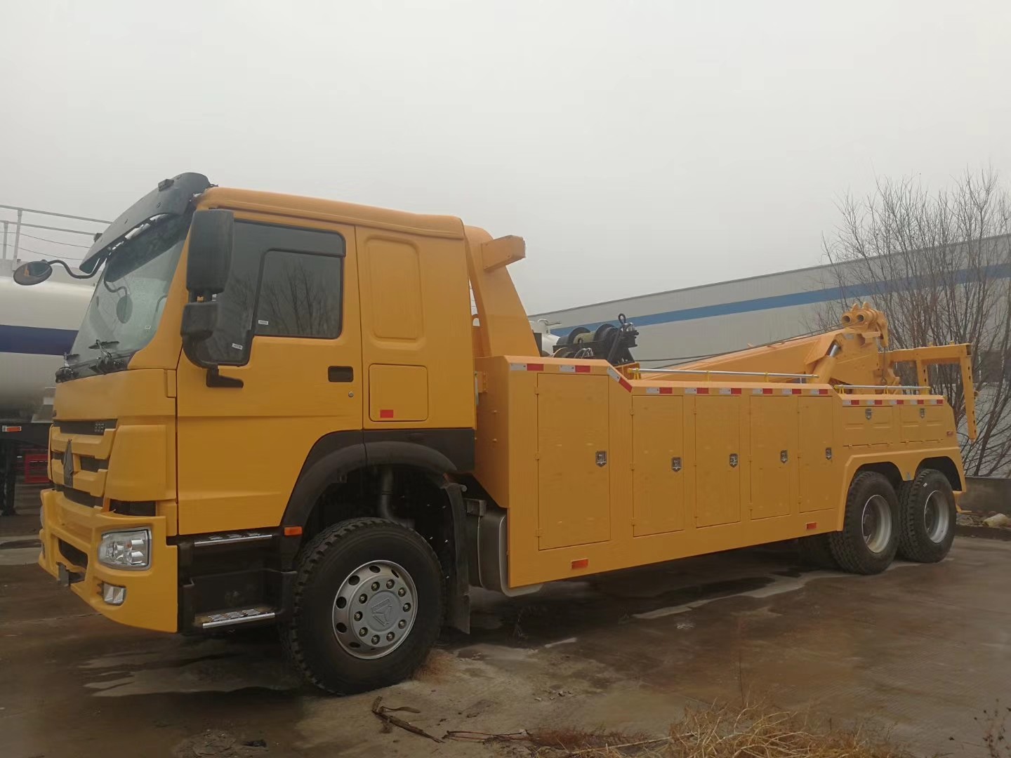 ZZ1257N5847W 6x4 Road Wrecker Truck With HW76 Cabin And ZF Steering