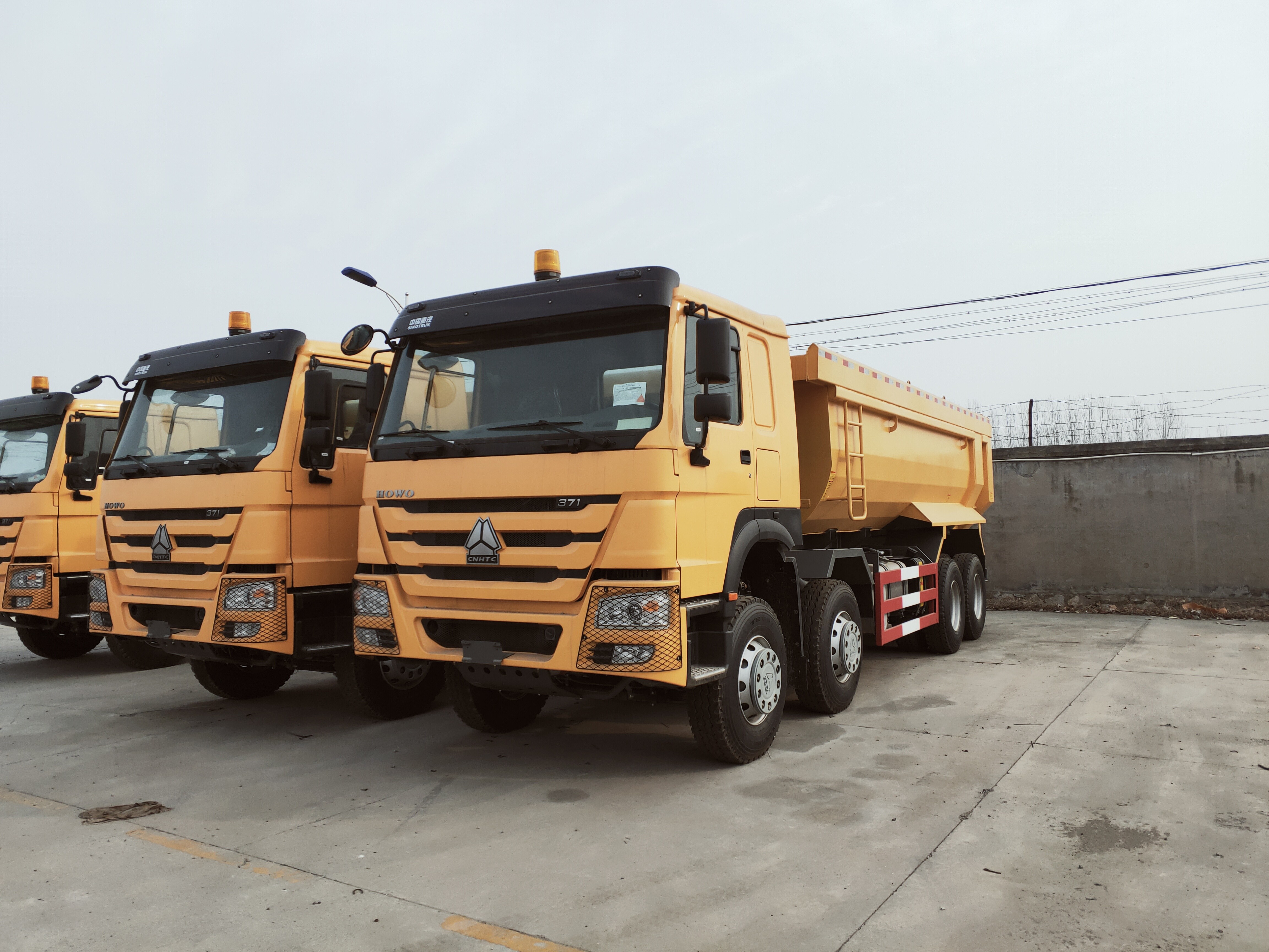 Heavy Duty Sinotruk Dump Truck With Engine And ZF8118 Steering ZZ3317N3867W