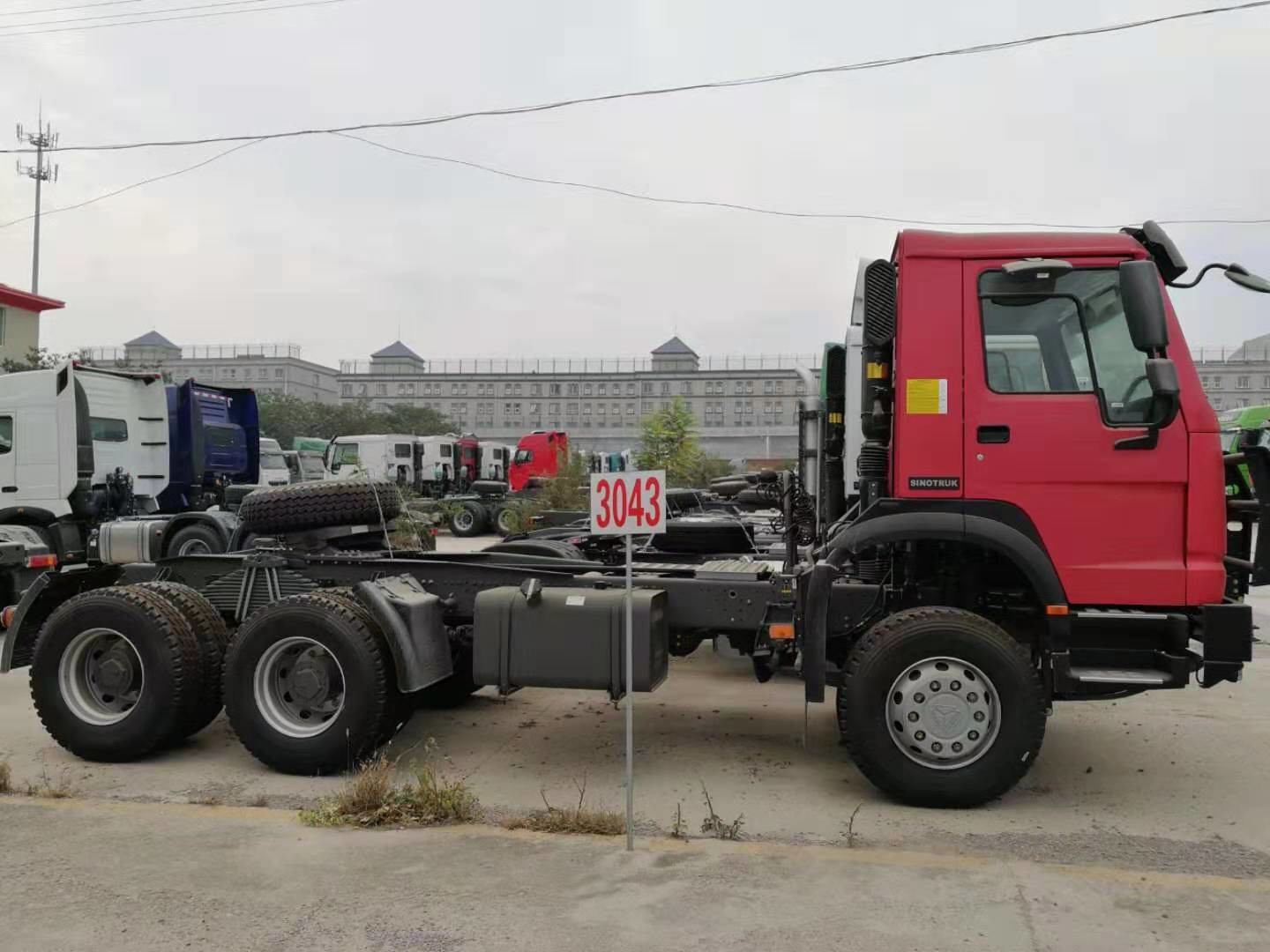 371HP Tractor Trailer Truck  With 12.00R20 Tires And HF9 Front Axle